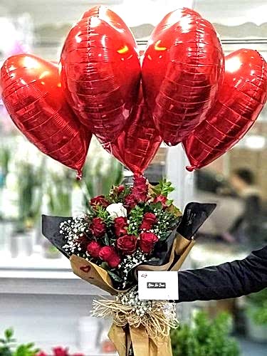 Aşkınıza 11 güllü ve 4 uçan Balon